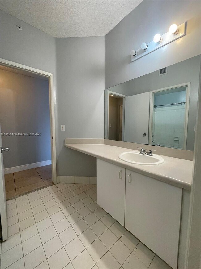 Building Photo - 6928 SW 39th St
