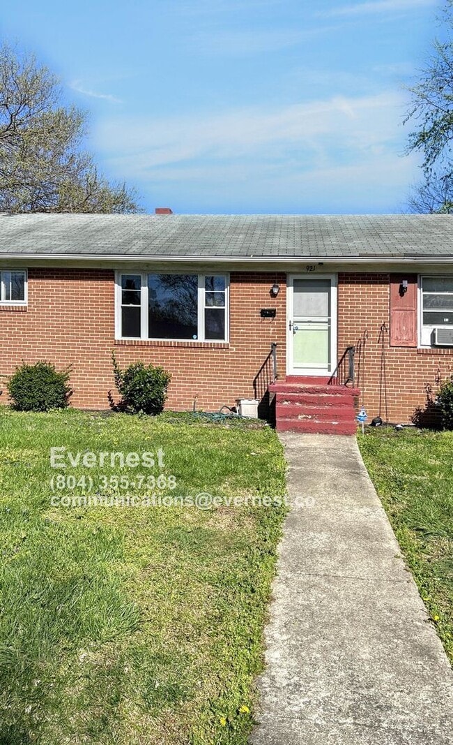 Primary Photo - 921 Faye St