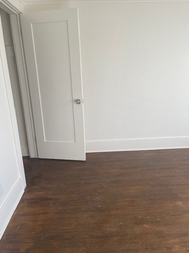 Building Photo - Just few Blocks from the water & next to A...