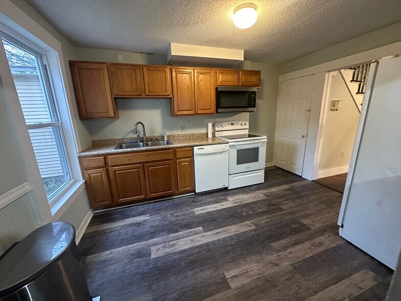 Building Photo - 179 Maple Ave