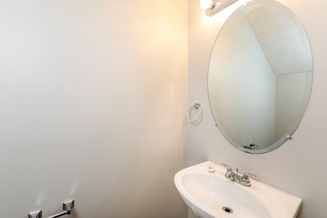 Building Photo - 6346 Hickory Ln Cir