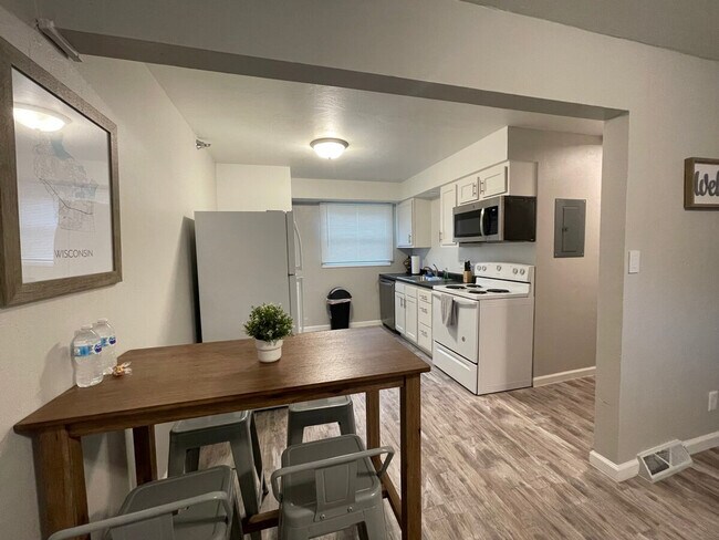 Building Photo - 826 W Weiland Ave