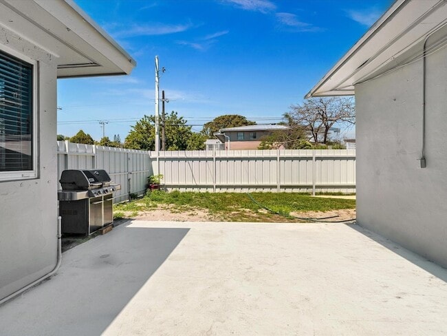 Building Photo - 54 SW 16th St