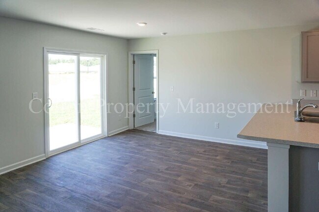 Building Photo - 602 Draymore Dr NE