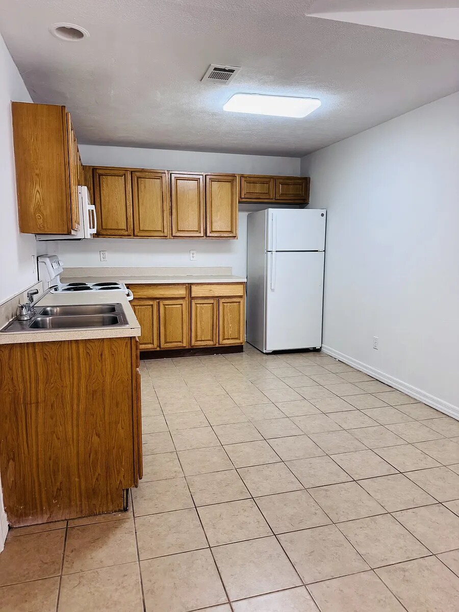 kitchen - 8016 Lowndes St