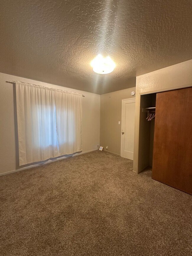 Building Photo - Quaint 3 Bedroom Home with Modern Upgrades- Pet Friendly!