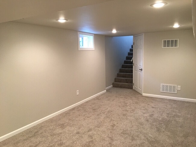 Building Photo - 4 bedroom, 2 bath Home