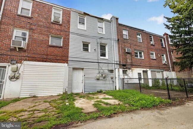 Building Photo - 153 W 21st St