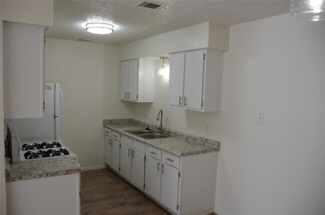 Building Photo - 448 N Joekel Ave