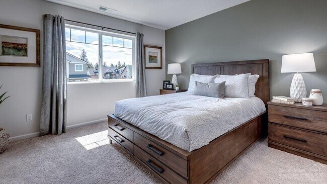 Building Photo - Three Bedroom House in SE Bend
