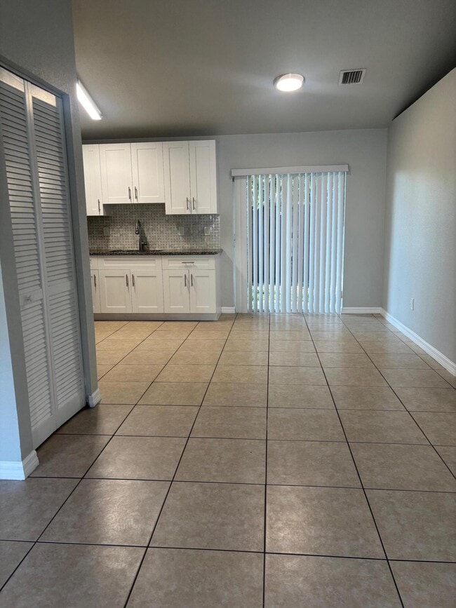 Building Photo - 1939 Palm Acres Dr