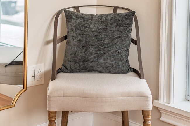 Building Photo - 99 W Circular St