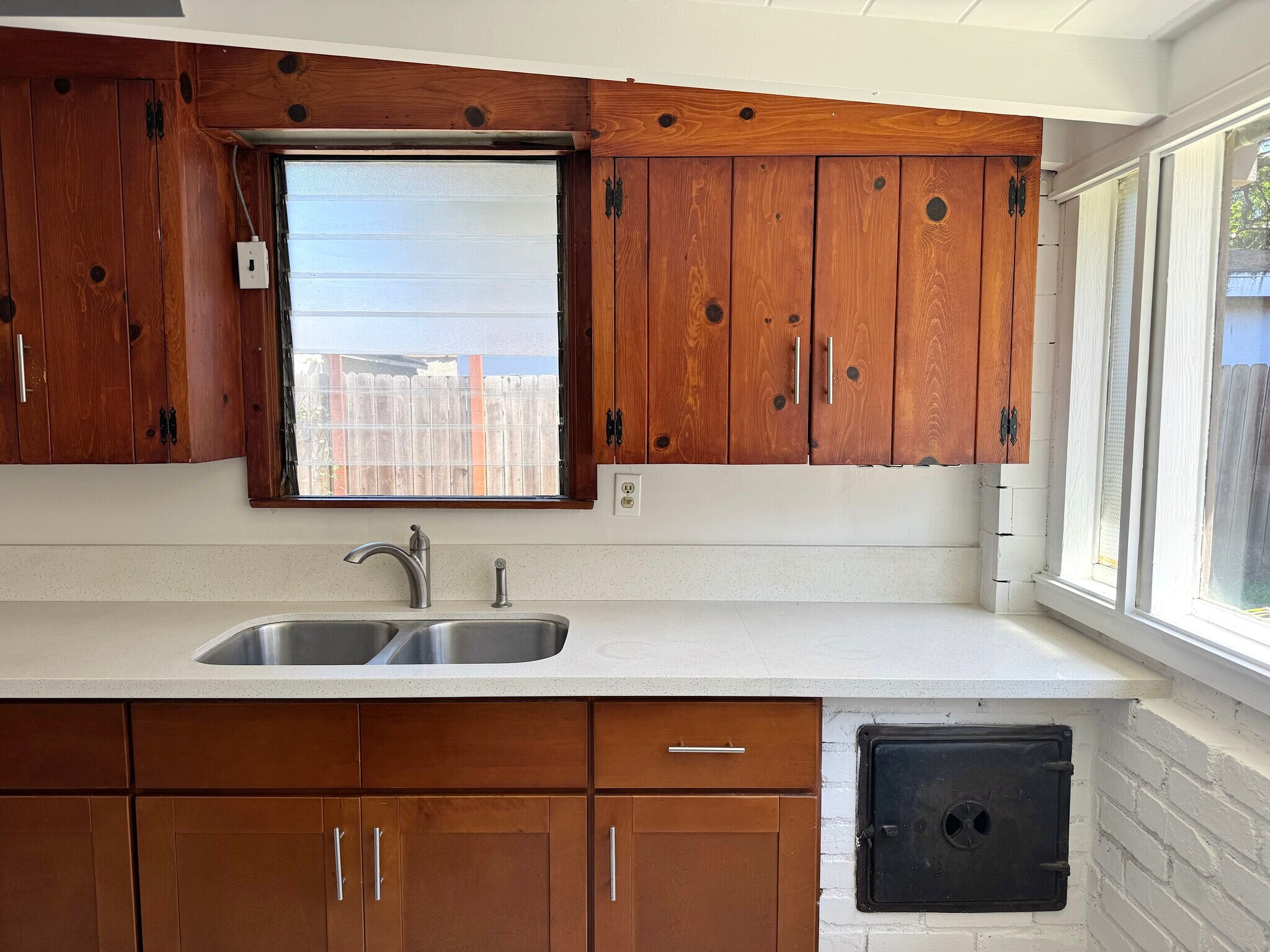 Building Photo - 2321 W Carson St