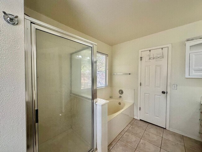 Building Photo - 113 Little Lake Rd