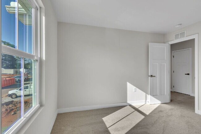 Building Photo - Charming 3-Bed Townhouse Oasis in Greenvil...