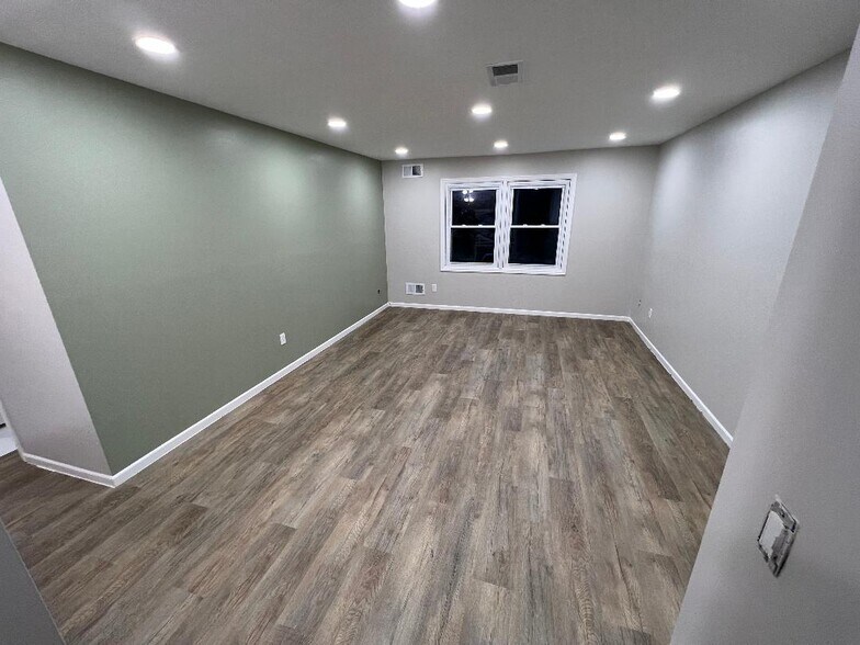 Building Photo - 105 Newark Pompton Tpke