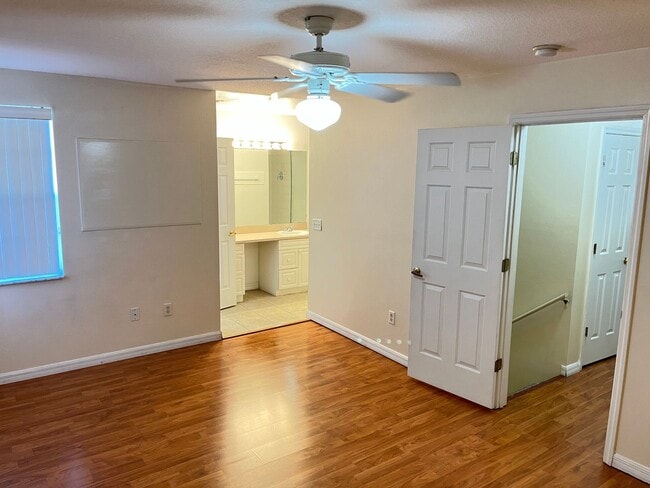 Building Photo - Beautiful 3bed/2bath townhouse close to Di...