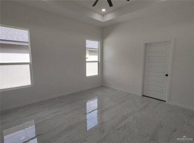 Building Photo - 1028 W Ramses Ln