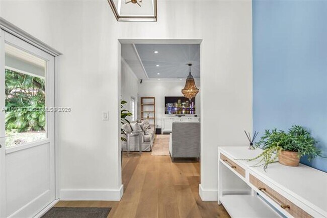 Building Photo - 1550 Taragona Dr