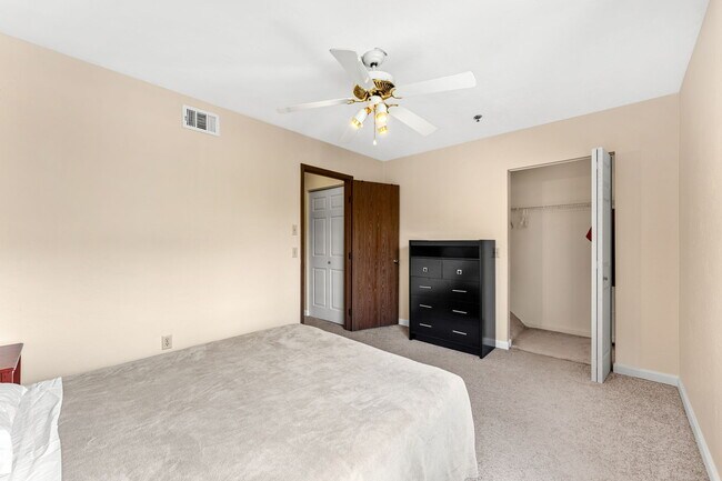 Building Photo - 7814 Shadowood Dr