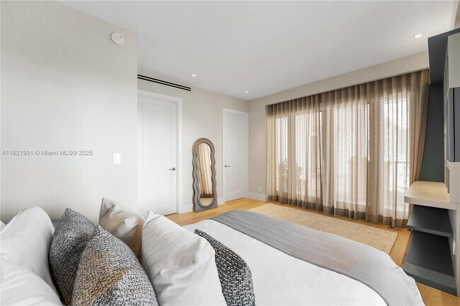 Building Photo - 5242 Fisher Island Dr