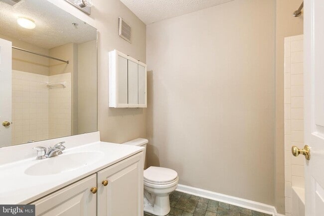Building Photo - 2 bed 2 bath condo in sought after Piney O...