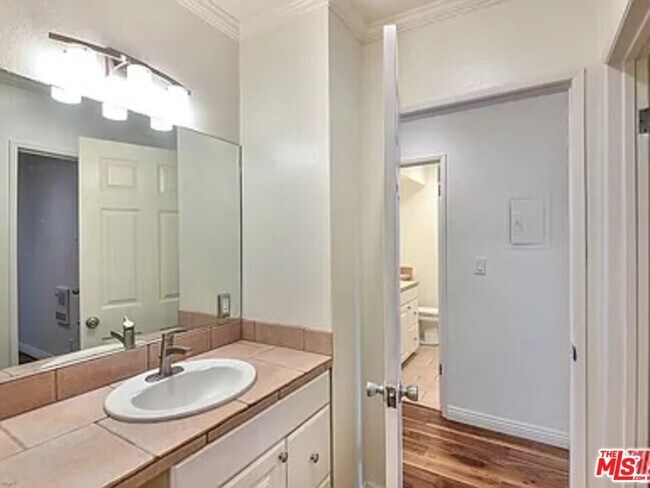 Building Photo - 1112 N Olive Dr