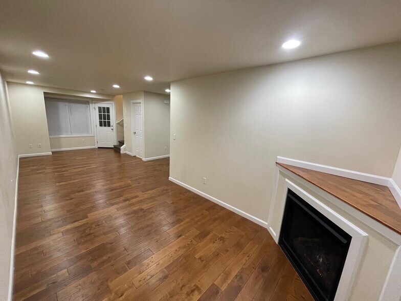Building Photo - 5790 Roosevelt Way NE