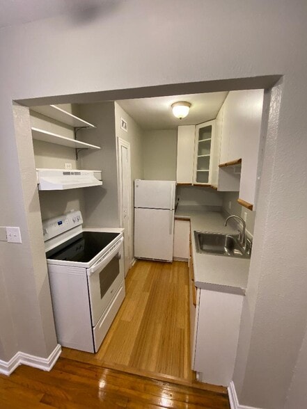 Kitchen - 2741 Riverside Ave