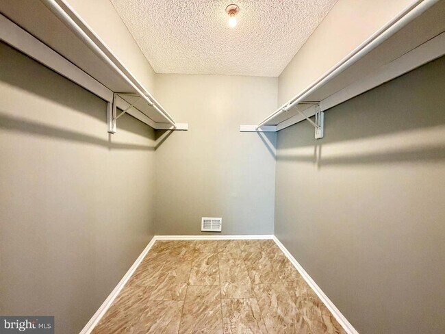 Building Photo - 44 Cheverny Ct