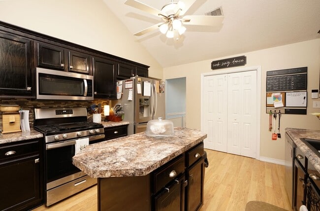 Building Photo - Lovely Cul-De-Sac Home in South Crestview