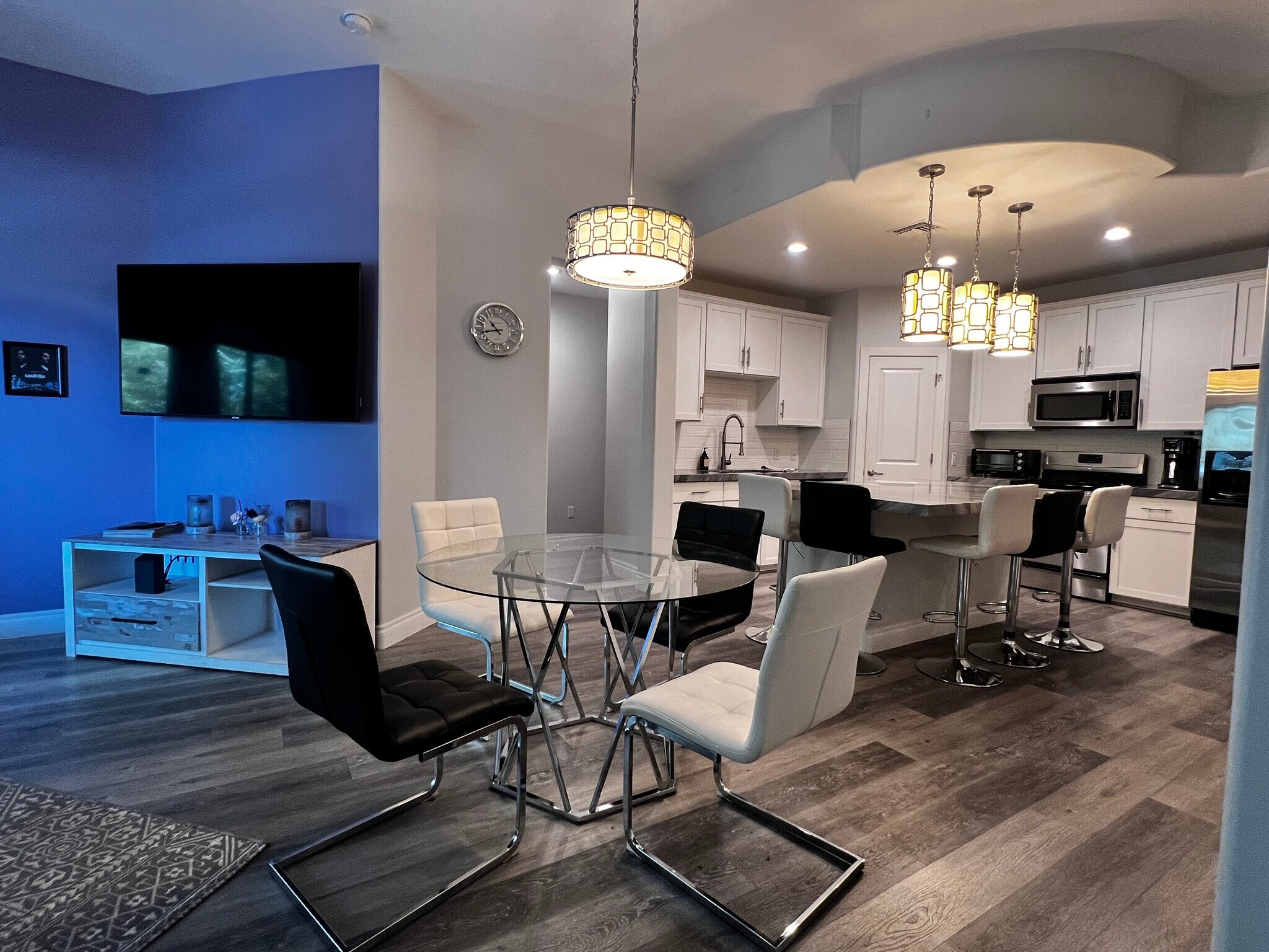 Building Photo - 945 E Playa del Norte Dr