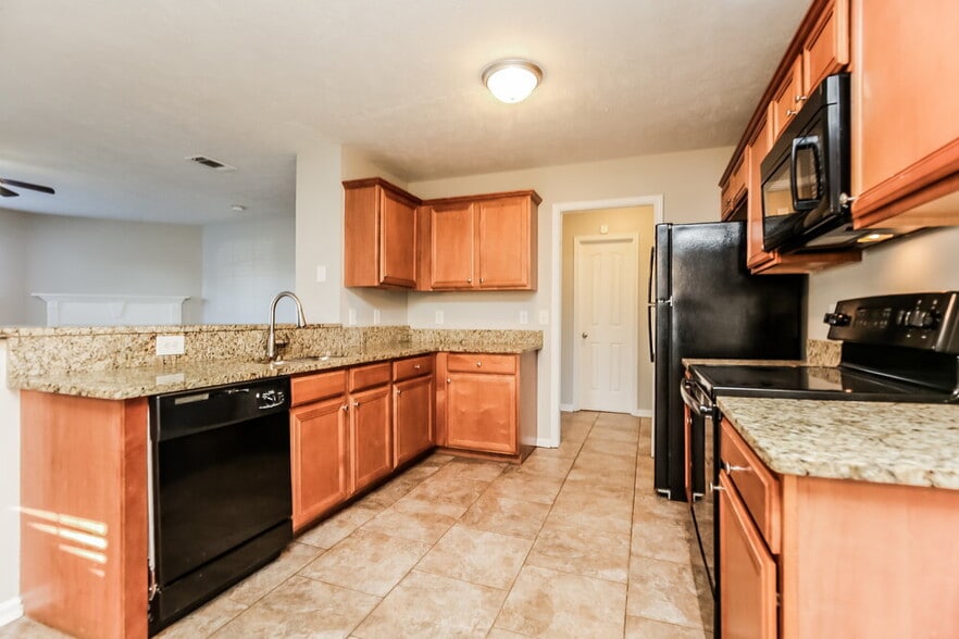 Building Photo - 172 Lyndhurst Dr