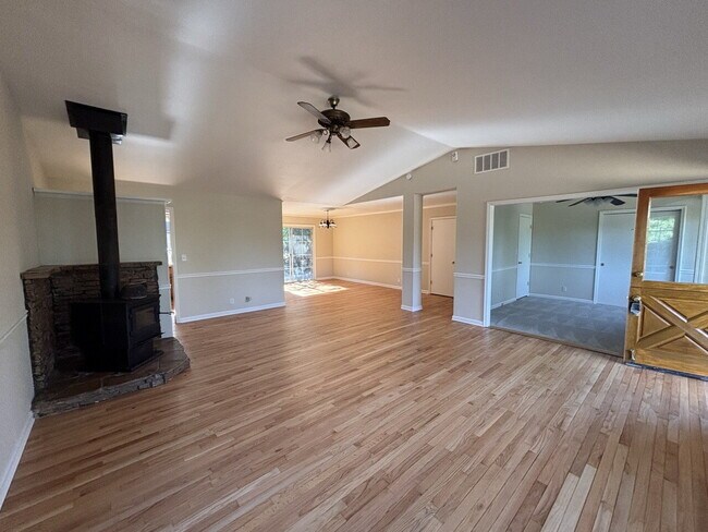 Building Photo - Freshly remodeled home in Pleasant Valley with private yard for rent!