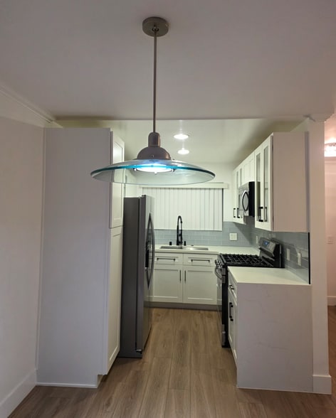 Building Photo - 21500 Burbank Blvd