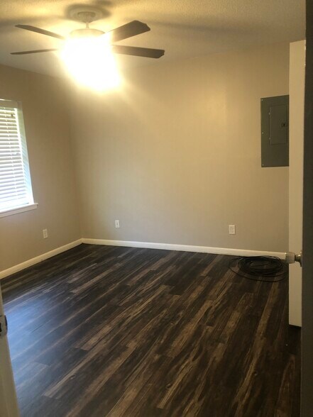 Building Photo - 100 Medina Dr
