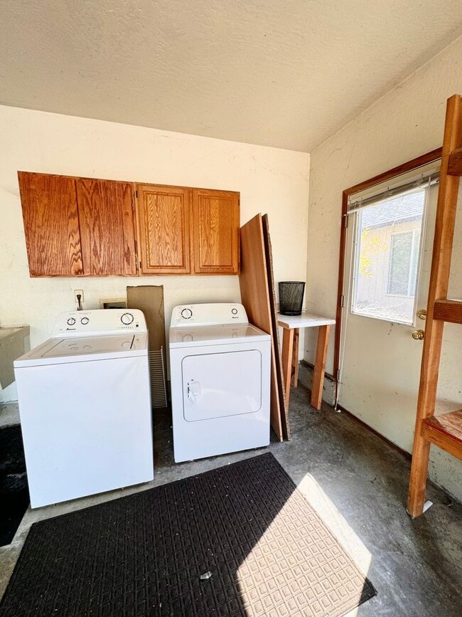 Building Photo - Gorgeous 3 Bed 2 Bath Home Near Shopping and Schools!