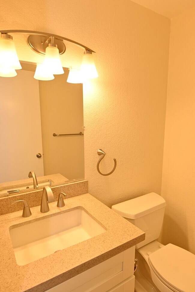 Building Photo - Nicely upated 2 Story Townhouse at Mansion Park with 2 Master Suites.