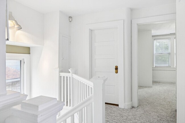 Building Photo - 1604 17th Ave S