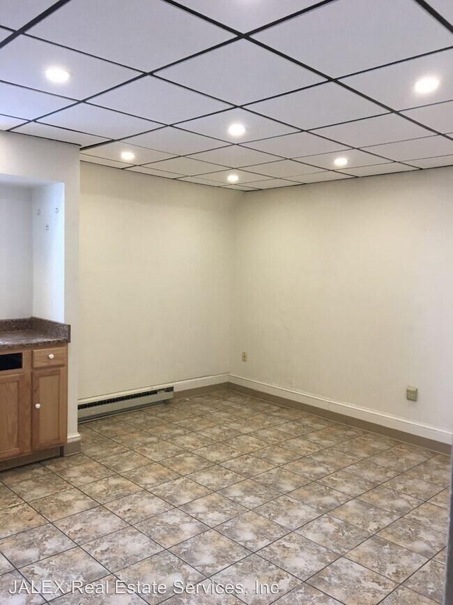 Building Photo - 117 E King St