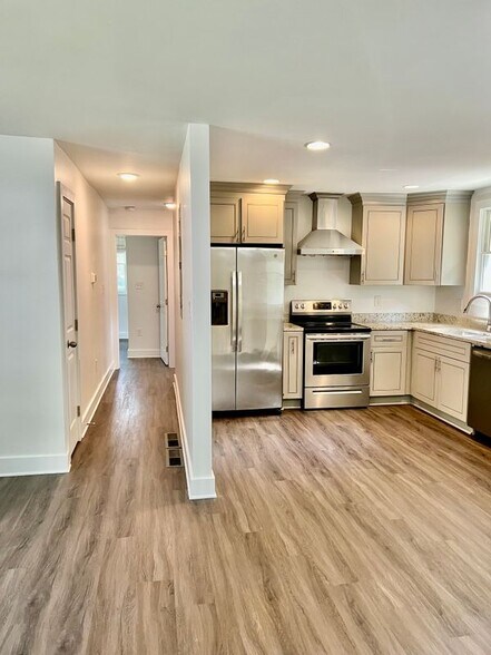 Building Photo - 375 Cologne Dr SE