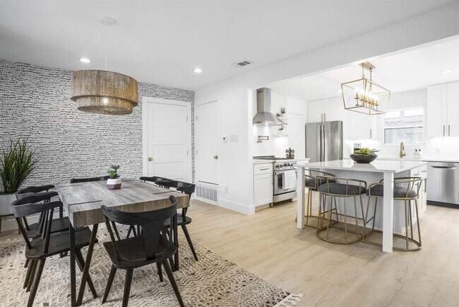 Building Photo - 2001 Wychwood Dr