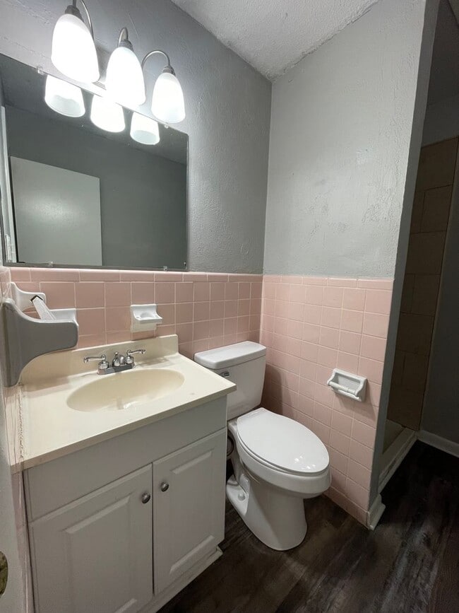 Building Photo - 4-BEDROOM + BONUS ROOM - Beautiful, Shady Residential Area