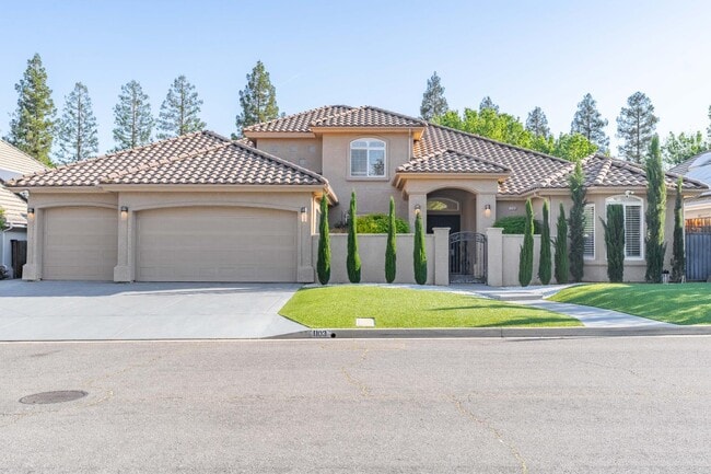 Building Photo - 1103 E Newhall Dr