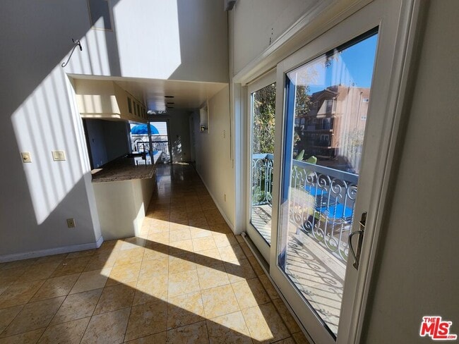 Building Photo - 10389 Almayo Ave