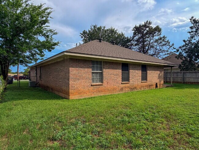 Building Photo - 3 Bedroom, 2 Bath Home in Cleburne, TX!