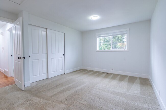 Building Photo - 4bed/3bath home in Finn Hill