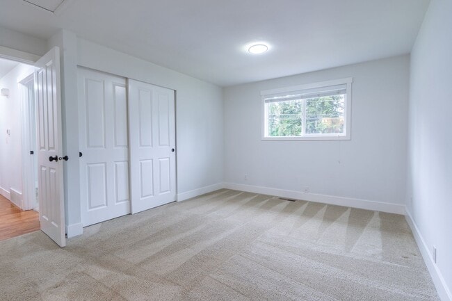 Building Photo - PRICE REDUCED! 4bed/3bath home in Finn Hill