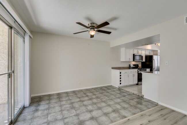 Building Photo - 2 Bedroom Townhome with 2 car attached garage in Henderson