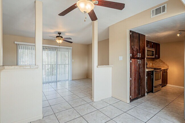 Building Photo - Spacious Upper-Level Retreat Minutes from TMC & St. Joseph’s